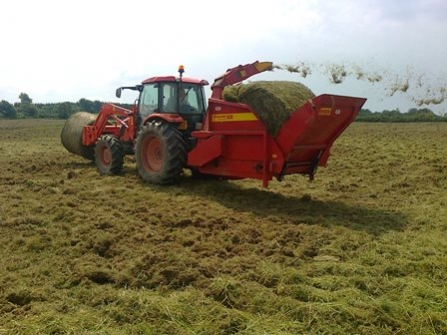 Green hay spreading 